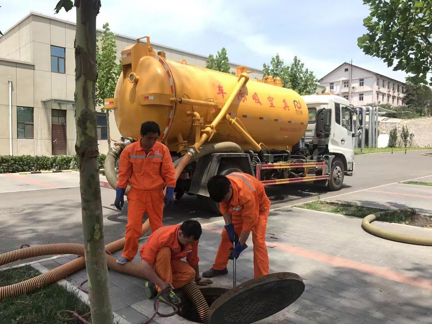 太白管道疏通车停在窨井附近